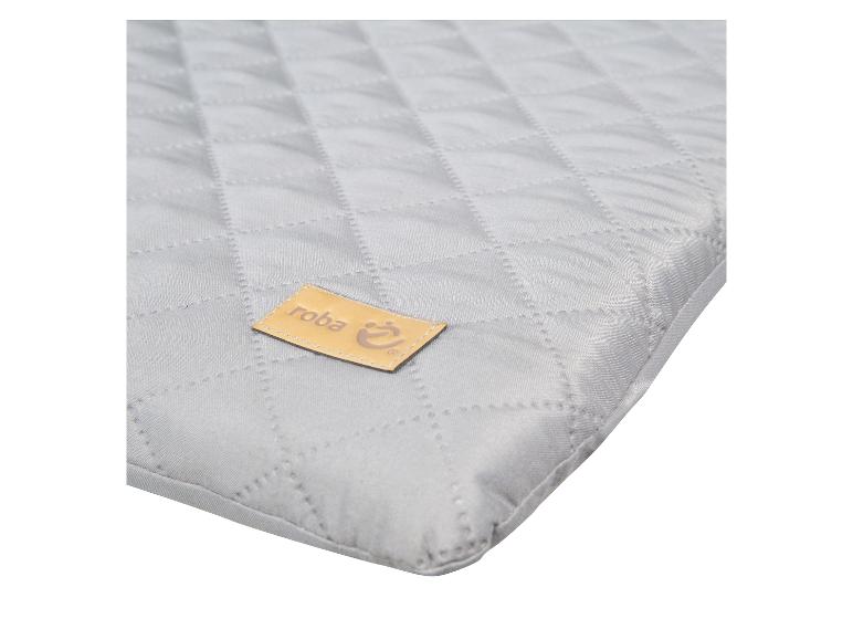 Oreiller matelassé gris clair avec étiquette marron 'roba'.