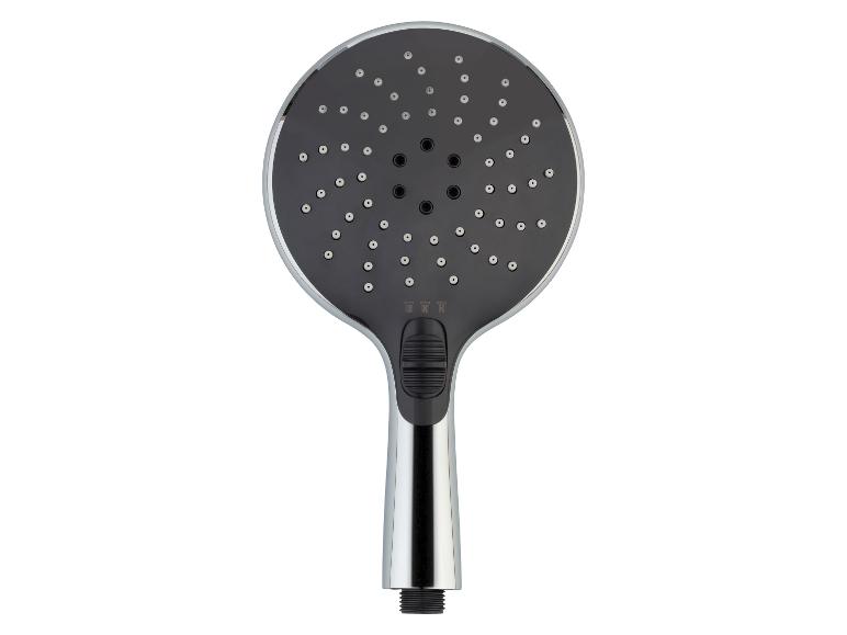 Pomme de douche avec pommeau noir et poignée chromée.