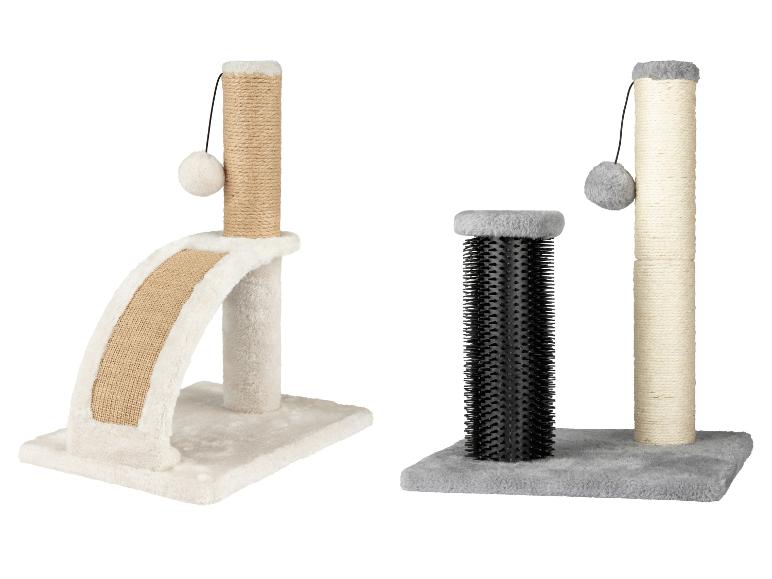 Deux arbres à chat, l'un avec un arc et l'autre avec une brosse.