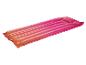 Matelas gonflable rose et orange pour la piscine.
