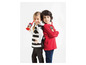 Deux enfants posent avec des talkie-walkies Paw Patrol.