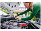 Une femme utilise un chargeur de batterie Ultimate Speed ​​pour démarrer une voiture.
