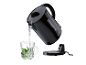Une bouilloire SilverCrest verse de l'eau dans une tasse de menthe.