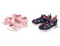 Deux paires de sandales pour enfants : sandales roses à scratch et sandales de sport bleu marine et rose.