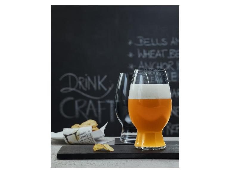 Bière artisanale dans des verres élégants, accompagnée de chips.