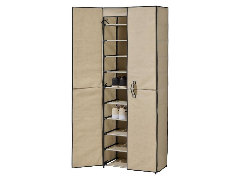 Armoire à chaussures beige avec portes ouvertes, montrant des étagères et quelques paires de chaussures.