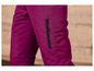 Gros plan d'un pantalon rose avec une poche zippée.