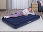Une femme est allongée sur un lit gonflable Bestway.