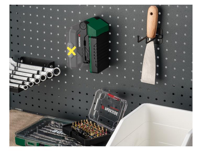Panneau perforé avec outils : batterie, clés, spatule et jeux de forets.