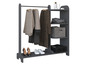 Un porte-manteau gris avec un pull, un manteau, des chaussures et des étagères de rangement.