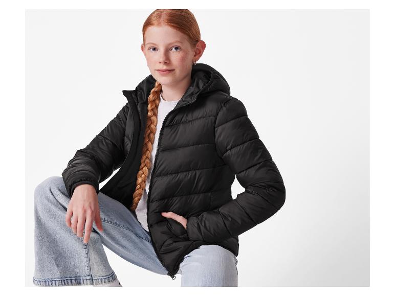 Fille avec une veste noire matelassée.