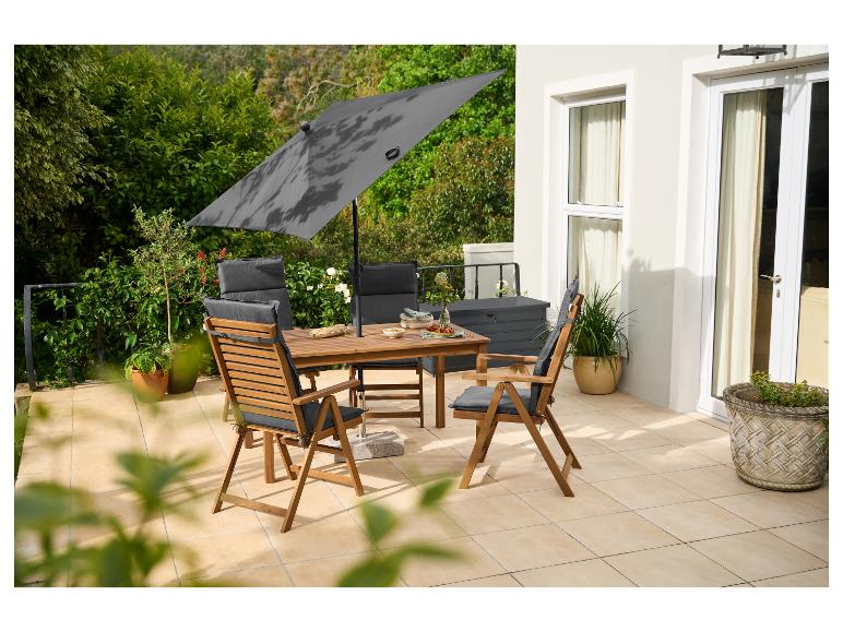 Ensemble de salle à manger de jardin en bois avec parasol gris sur une terrasse.
