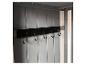 Intérieur d'une armoire en bois gris avec une bande de crochets noire