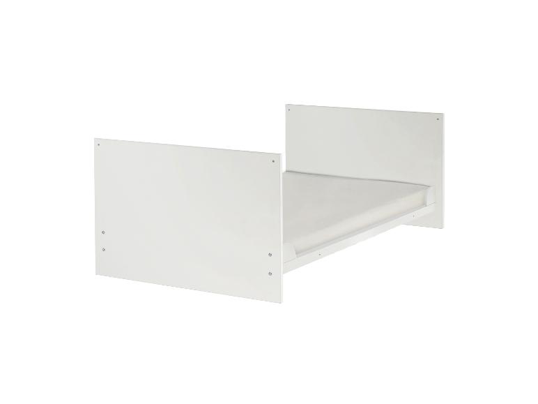 Lit bébé blanc simple avec matelas, idéal pour une chambre d'enfant.