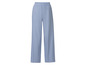 Pantalon bleu clair avec une taille élastique.