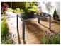 Table de jardin moderne avec plateau en verre noir et structure anthracite.