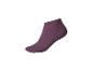 Une chaussette courte violette à rayures verticales