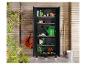 Une armoire de rangement noire avec des outils de jardin, comme un arrosoir, un tuyau d'arrosage et des gants.