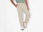 Jogging beige et baskets blanches : look décontracté.
