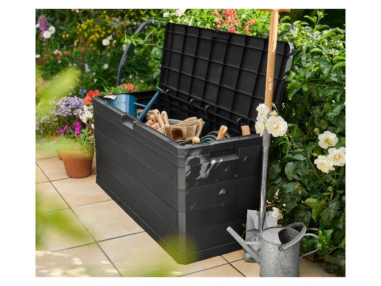 Coffre de rangement de jardin Parkside noir rempli d'outils, avec arrosoir et pelle.