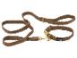 Laisse et collier pour chien marron pelucheux avec quincaillerie en métal doré.