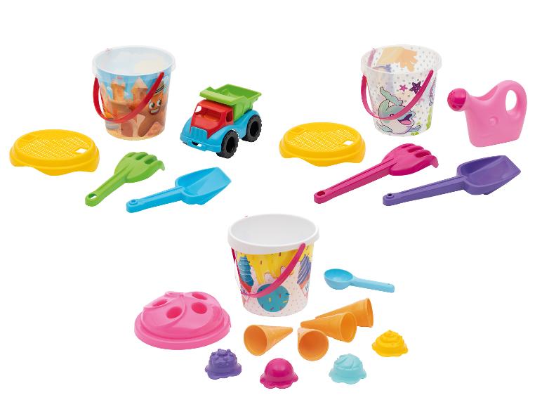 Trois ensembles de jouets de plage avec seaux, pelles, râteaux et moules.