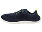 Une paire de baskets bleues avec une semelle blanche.