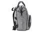 Un sac à dos gris avec des détails noirs.