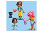 Trois figurines LEGO Friends et une figurine de chat noir sur fond bleu.