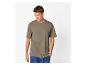 Homme en T-shirt olive et jean, regardant vers le bas en souriant.