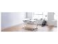 Bureau enfant inclinable avec rangements intégrés.
