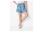 Shorts bleus à motifs et sandales plates : look estival.