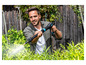Un homme arrose des plantes avec un nettoyeur haute pression Gloom.