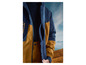 Une veste de ski bleu marine et marron avec un logo visible.