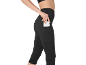 Femme en legging de sport noir avec poche latérale, carte blanche dans la poche