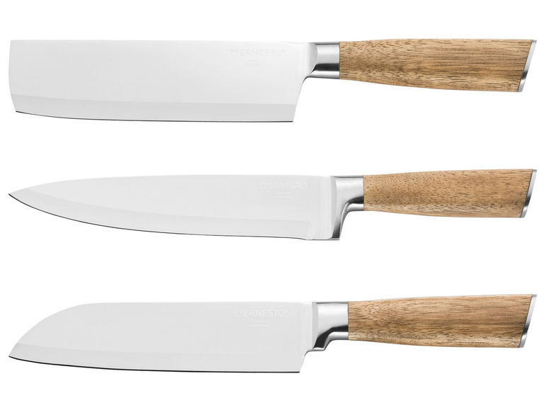 Trois couteaux avec des manches en bois, y compris un couteau de chef Ernesto.