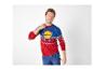 Homme en pull de Noël Lidl bleu et rouge et jean.