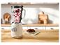 Blender vintage 1973 avec smoothie aux fruits rouges dans une cuisine.
