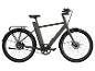 Un vélo électrique vert avec transmission par courroie et des pneus Schwalbe.