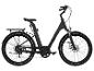 Un vélo électrique noir avec des pneus Kenda.