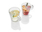 Deux verres à anse remplis de thé au citron, à la menthe et aux framboises.