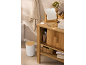 Meuble de salle de bain avec miroir, articles de toilette et serviettes, finition bois naturel.