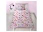 Parure de lit enfant rose avec motifs de chiens et de fleurs sur un lit à cadre blanc.
