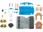 Ensemble de gare de train jouet avec trains, rails, bâtiments, figurines et accessoires.