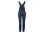 Une salopette en jean bleu pour femme.