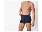 Un homme portant un boxer bleu foncé avec l'inscription ' I Love You '.