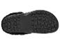 Chausson noir et moelleux avec un motif quadrillé sur la semelle.