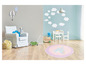 Une chambre d'enfant avec un tapis rose avec un château et une voiturette jouet.