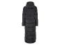 Un long manteau d'hiver noir avec capuche.