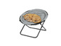 Un chat dort dans un fauteuil rond pliable gris.